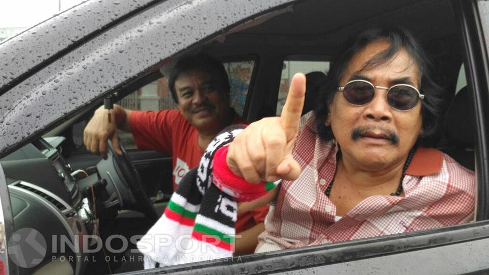 Jaja Mihardja hadir langsung untuk mendukung dan menyaksikan Timnas Indonesia vs Thailand secara langsung di Stadion Pakansari. - INDOSPORT
